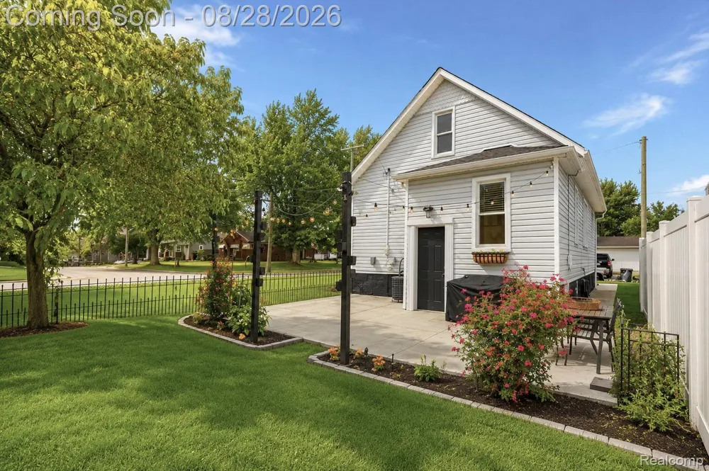 541 Clinton Street Wyandotte City, MI 48192