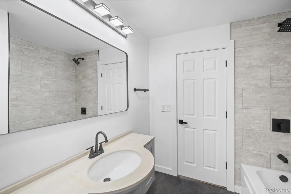 2357 Southampton Avenue Grand Blanc Charter Township, MI 48507