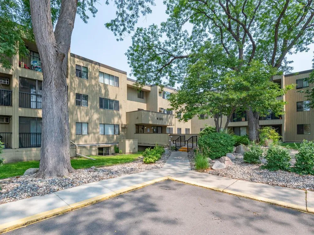 4101 Parklawn Avenue #130 Edina, MN 55435