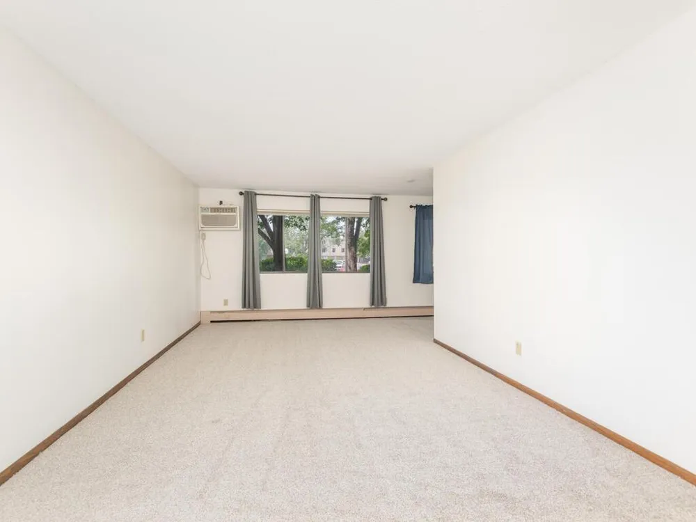 4101 Parklawn Avenue #130 Edina, MN 55435