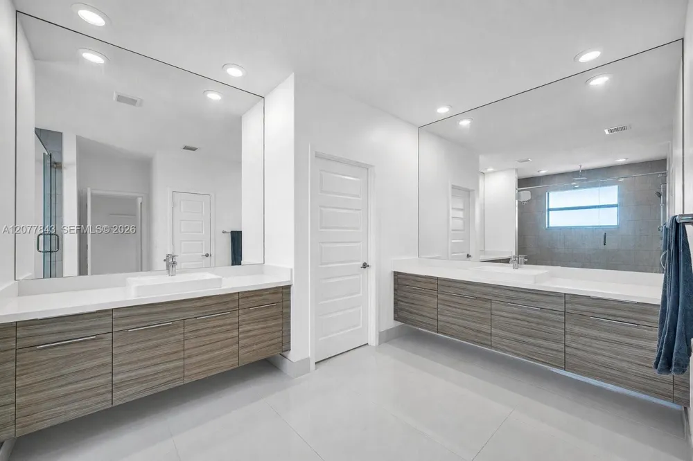 9121 NW 161st Ter Miami Lakes, FL 33018