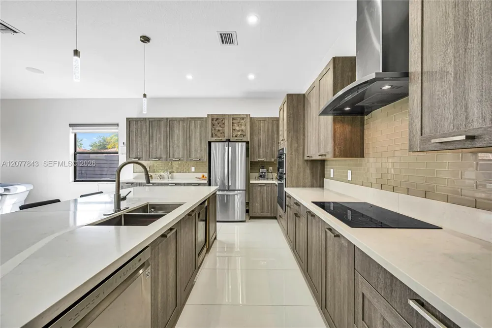 9121 NW 161st Ter Miami Lakes, FL 33018