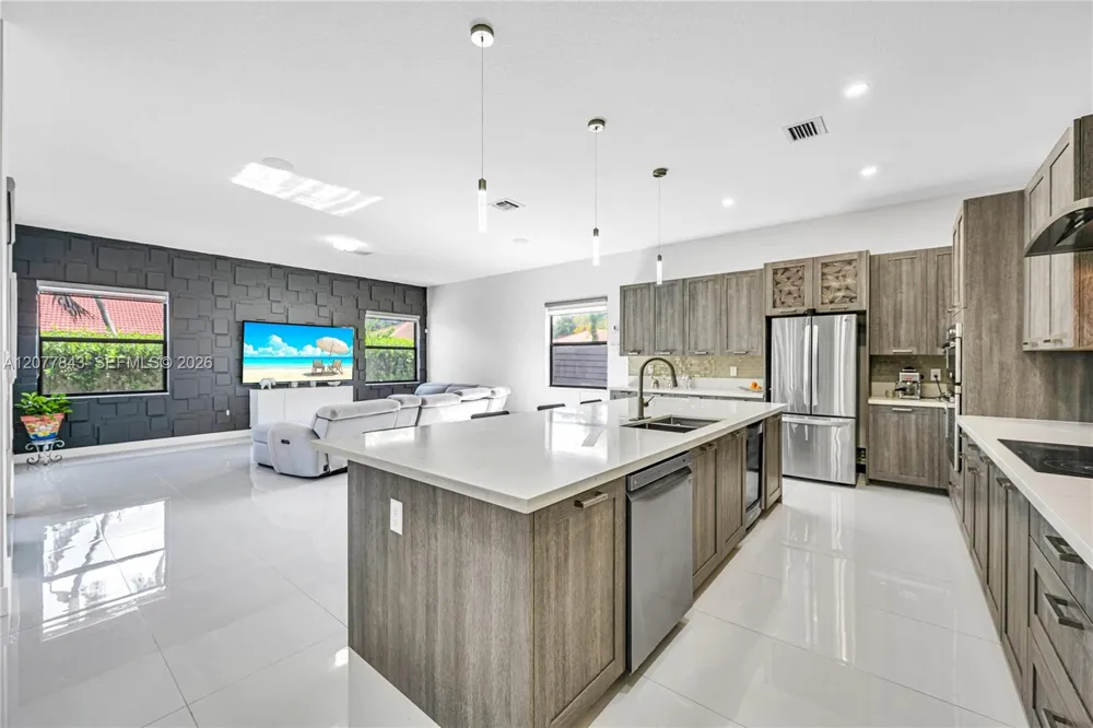 9121 NW 161st Ter Miami Lakes, FL 33018