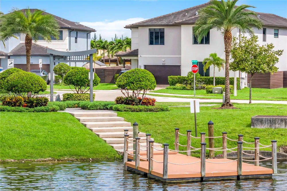 9121 NW 161st Ter Miami Lakes, FL 33018