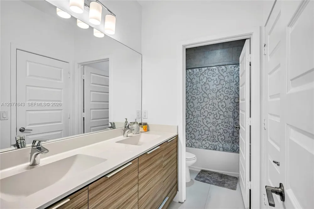 9121 NW 161st Ter Miami Lakes, FL 33018