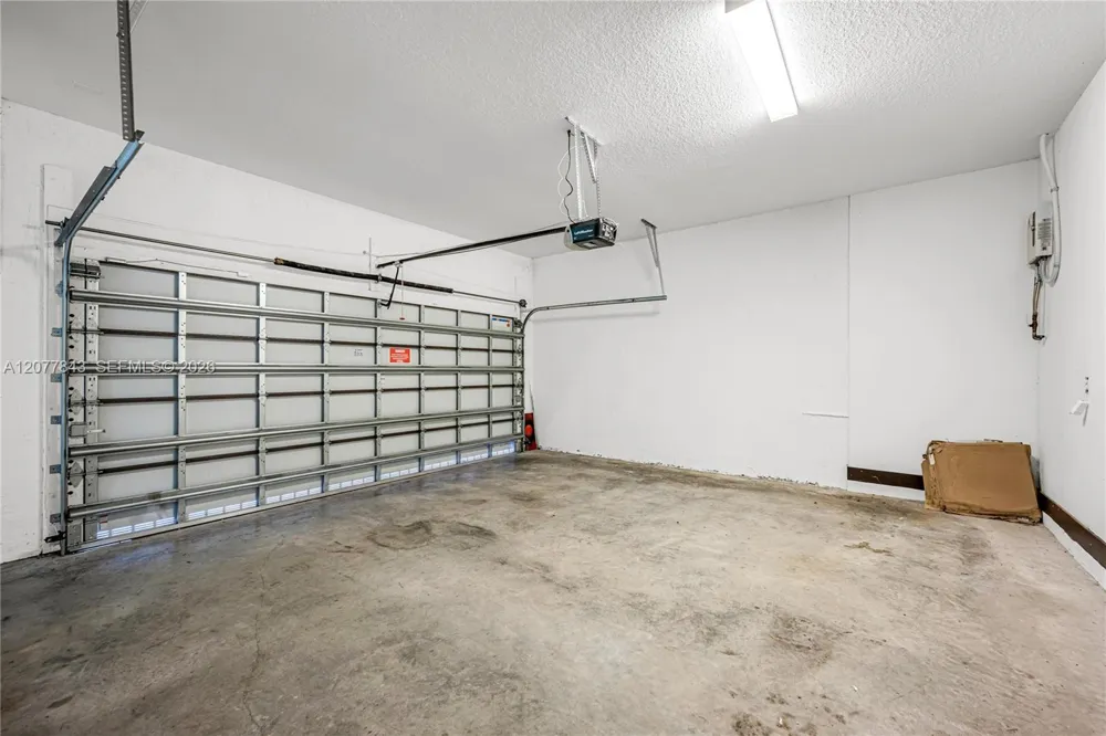 9121 NW 161st Ter Miami Lakes, FL 33018