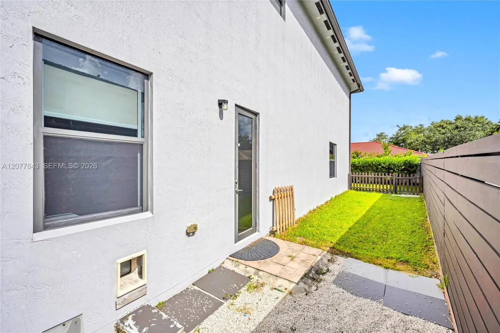 9121 NW 161st Ter Miami Lakes, FL 33018