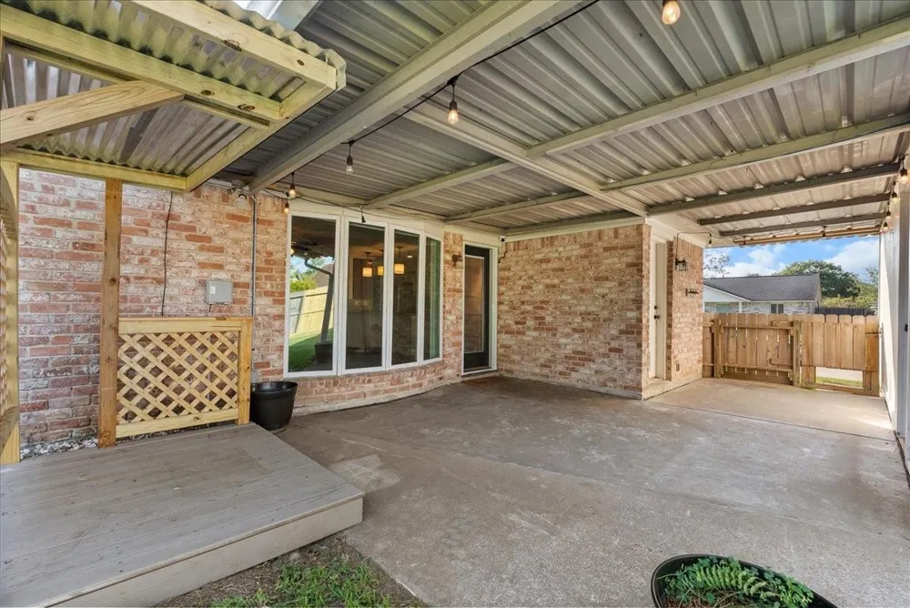 15703 Blackhawk Boulevard Friendswood, TX 77546