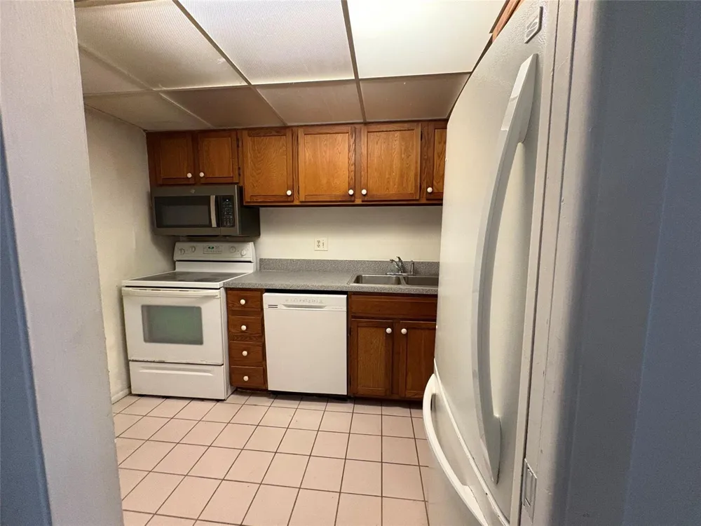3710 INVERRARY DRIVE #1Y Lauderhill, FL 33319