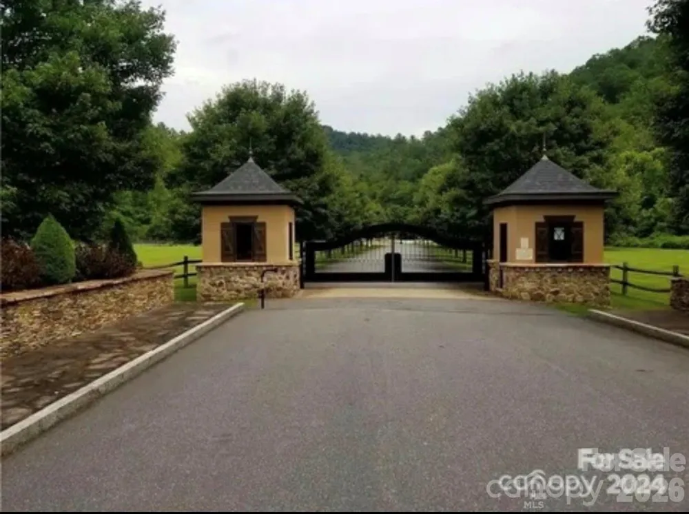 000 Roca Vista Drive #533 Lenoir, NC 28645