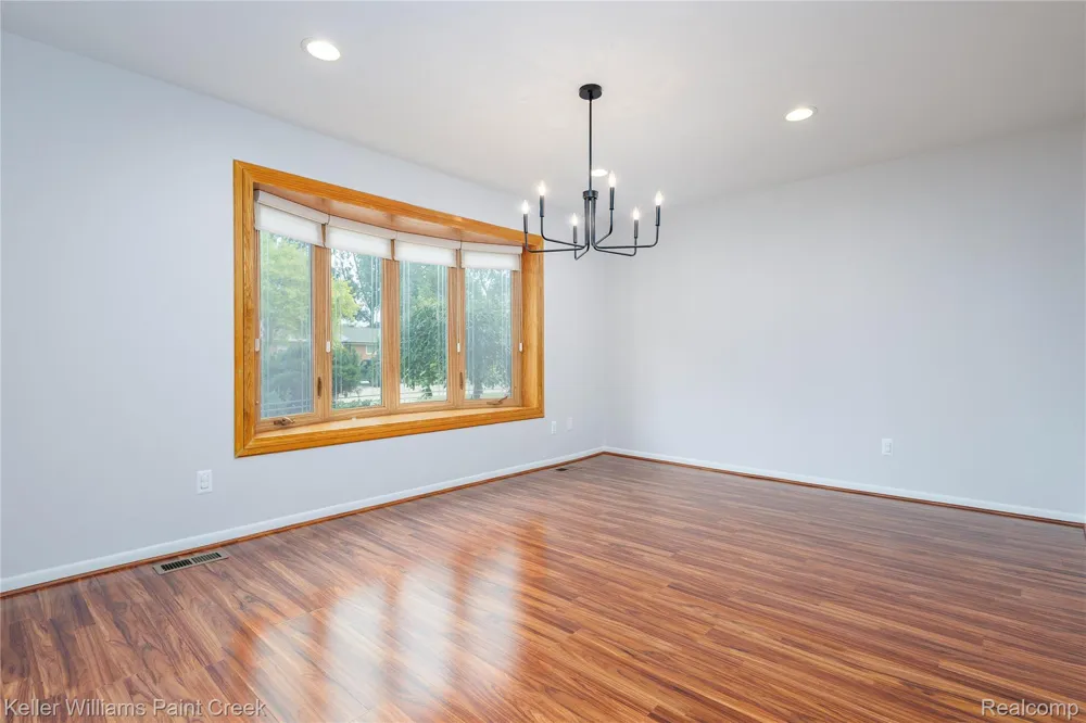 14271 Elgin Street Oak Park City, MI 48237