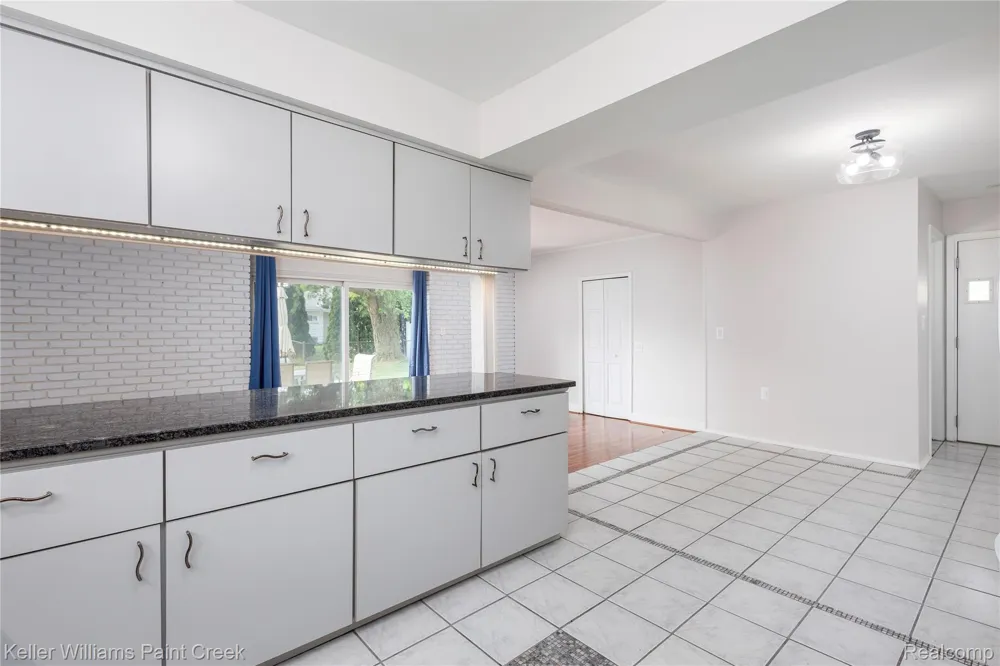 14271 Elgin Street Oak Park City, MI 48237