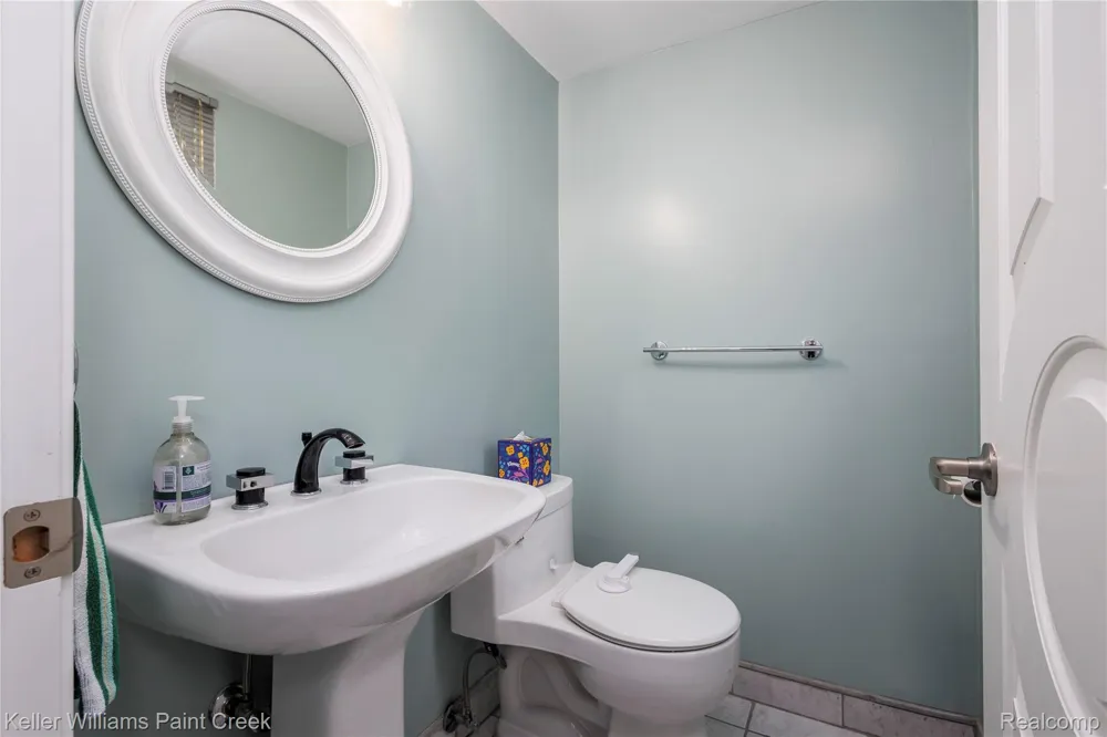 14271 Elgin Street Oak Park City, MI 48237