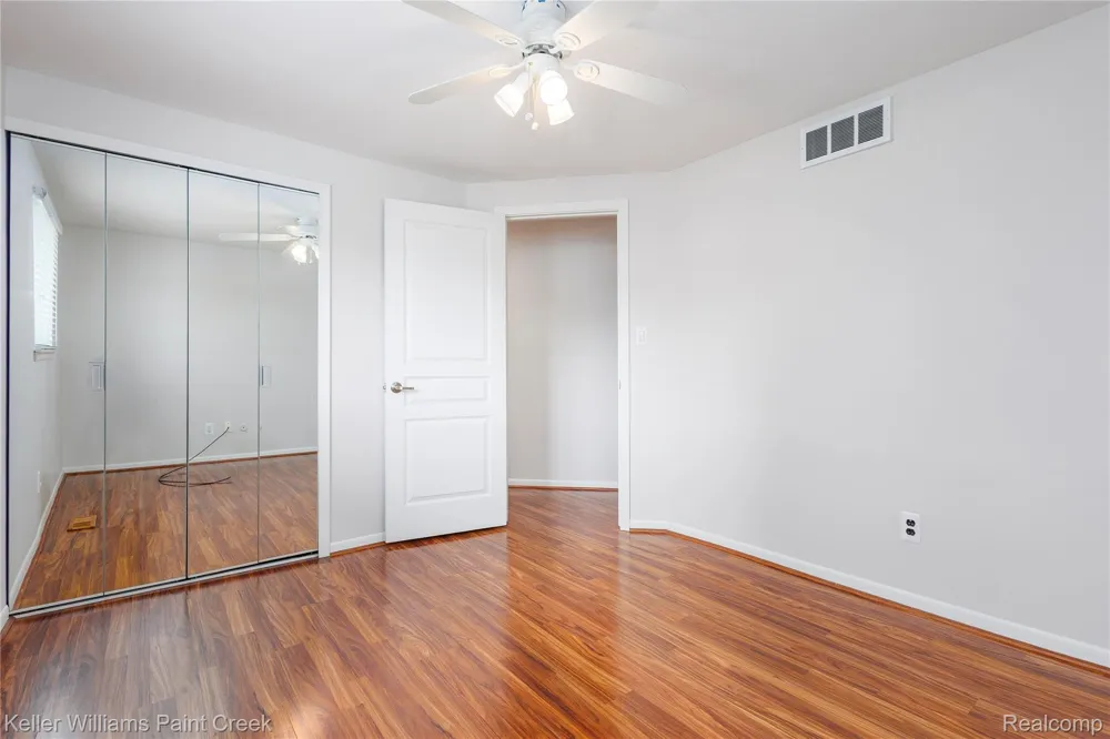 14271 Elgin Street Oak Park City, MI 48237