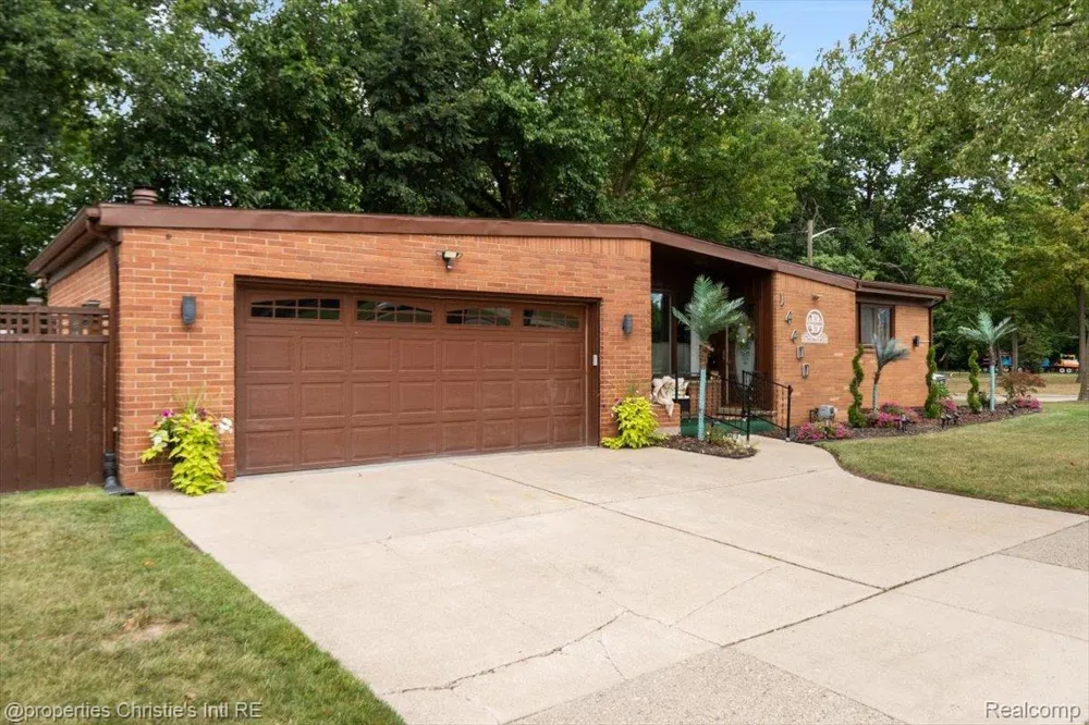 14400 Oak Park Boulevard Oak Park City, MI 48237