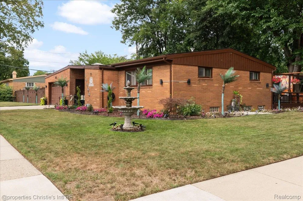 14400 Oak Park Boulevard Oak Park City, MI 48237