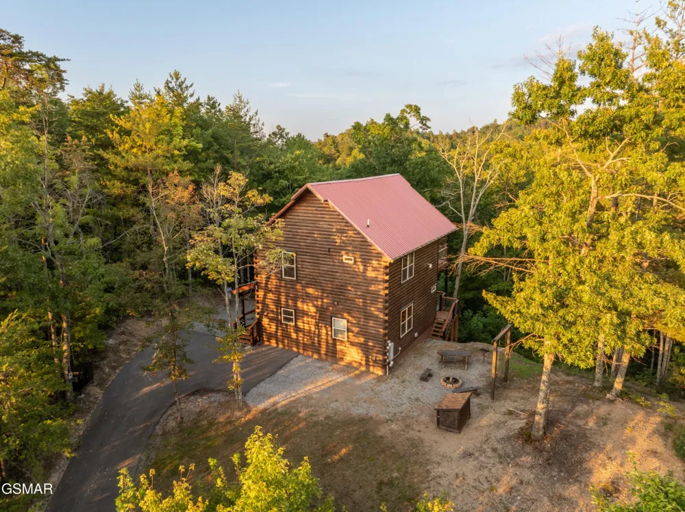 113 Little Round Top Ln. Sevierville, TN 37876