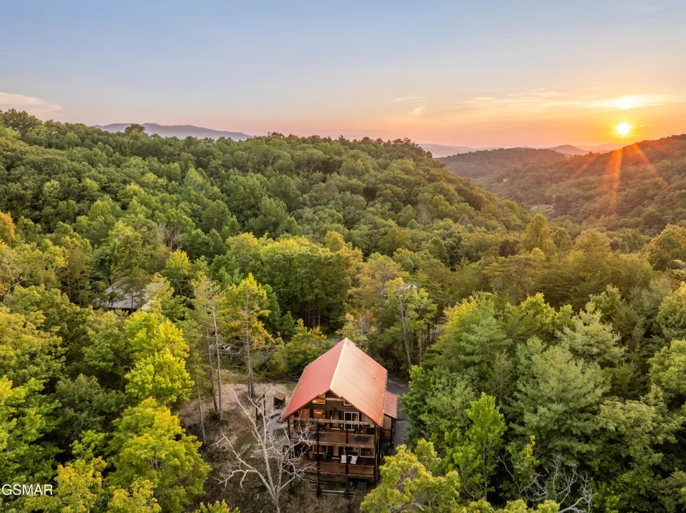 113 Little Round Top Ln. Sevierville, TN 37876