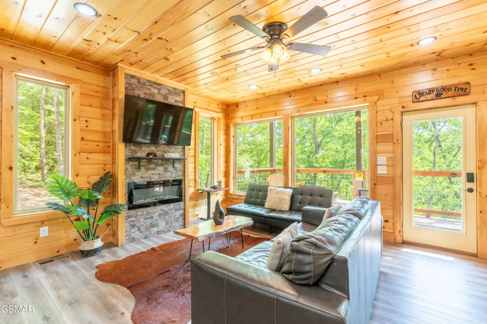 113 Little Round Top Ln. Sevierville, TN 37876