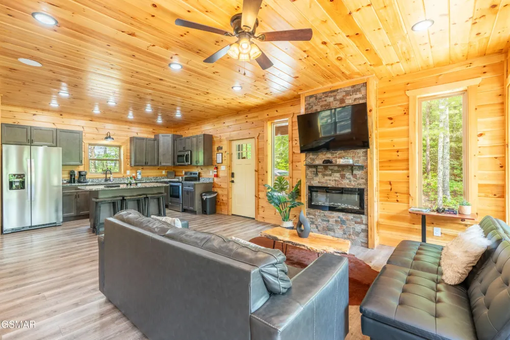113 Little Round Top Ln. Sevierville, TN 37876