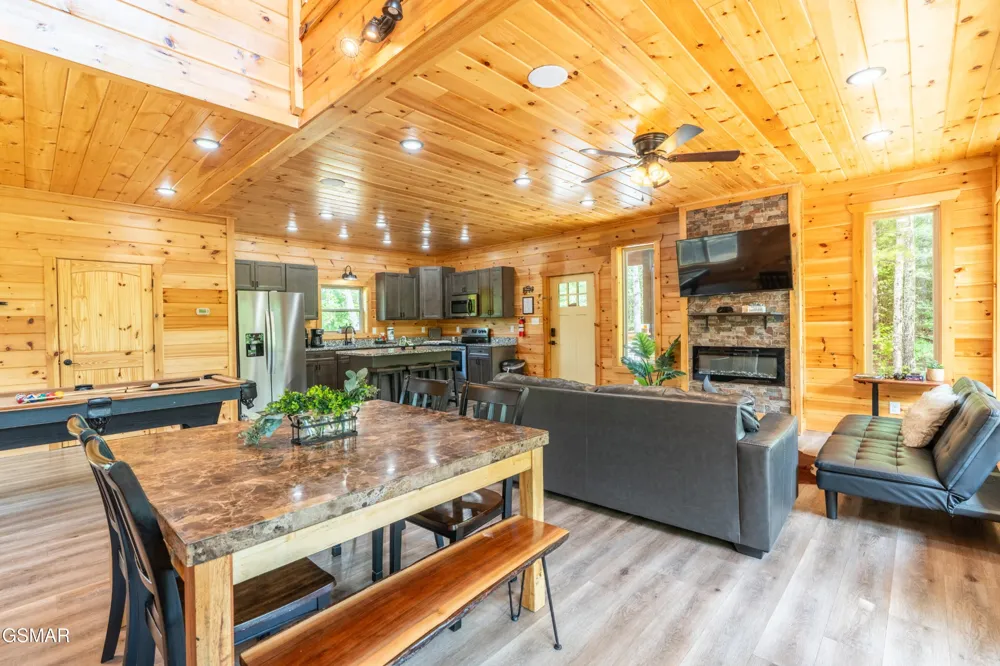 113 Little Round Top Ln. Sevierville, TN 37876