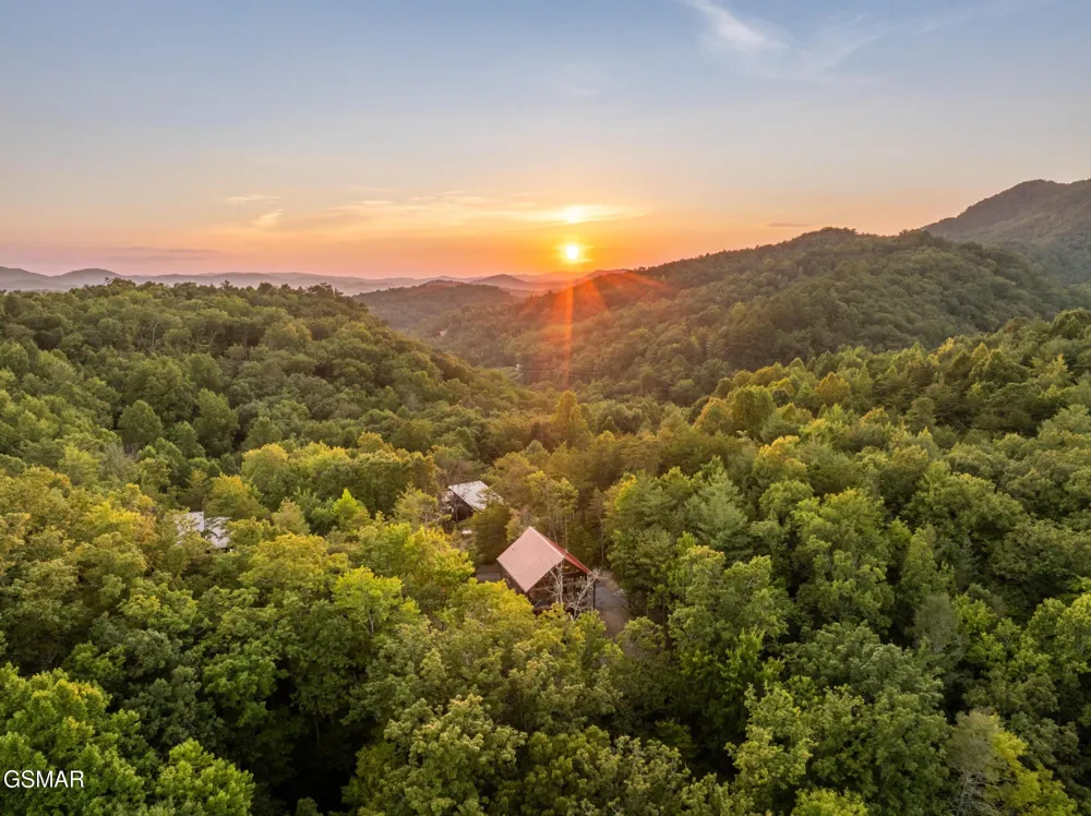 113 Little Round Top Ln. Sevierville, TN 37876