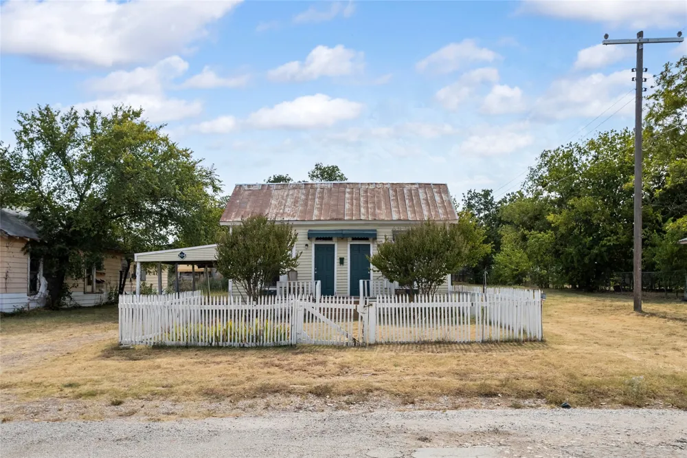 904 Ave F Cisco, TX 76437
