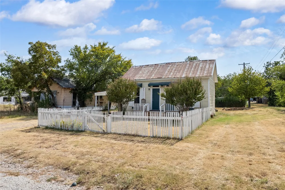 904 Ave F Cisco, TX 76437