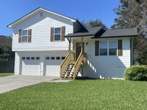 105 Thornwood Drive NE