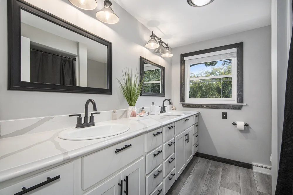 4085 Quainton Road Norton Shores, MI 49441