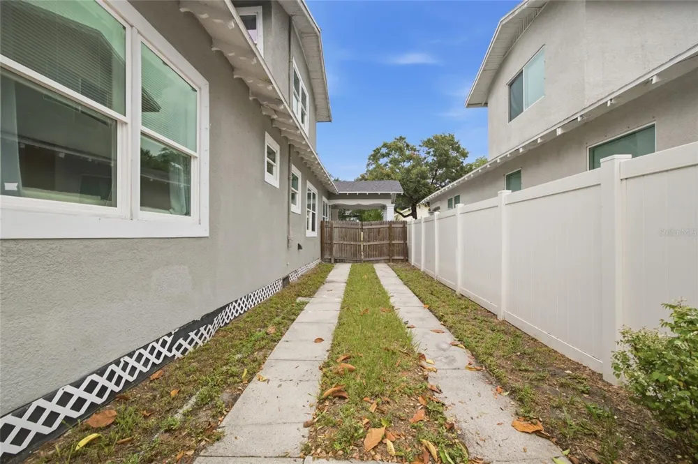 2132 W BEACH STREET Tampa, FL 33607