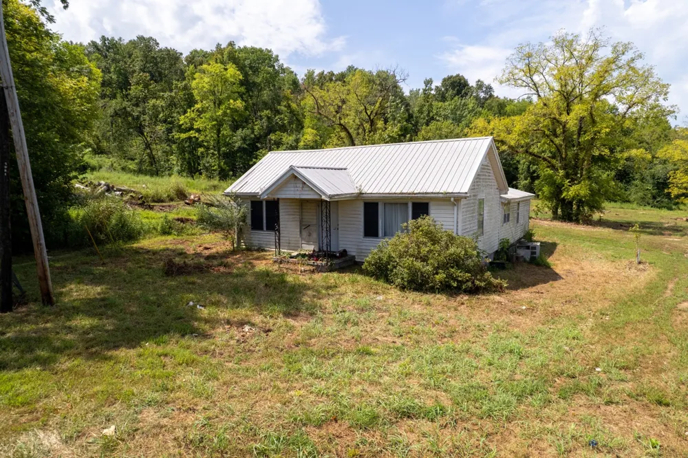 11517 Mt Carmel Rd Decaturville, TN 38329