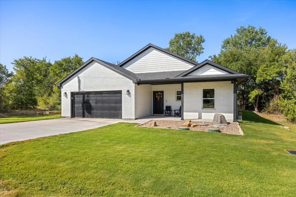5507 Stonegate Circle Granbury, TX 76048