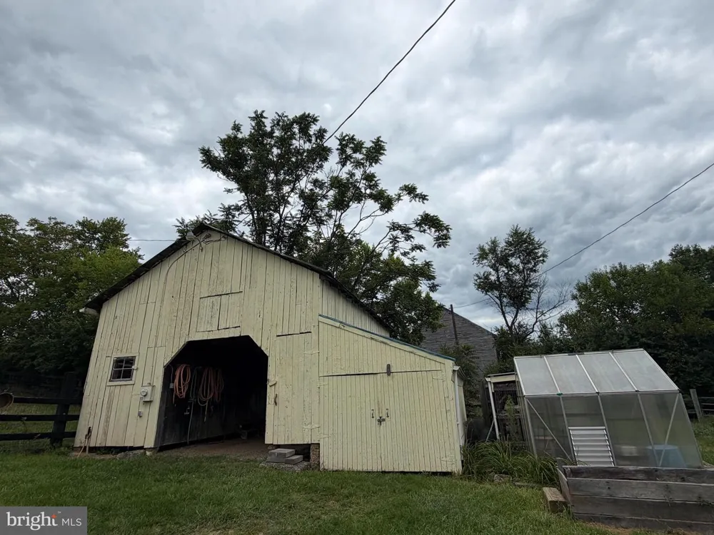 936 GUN BARREL RD White Post, VA 22663