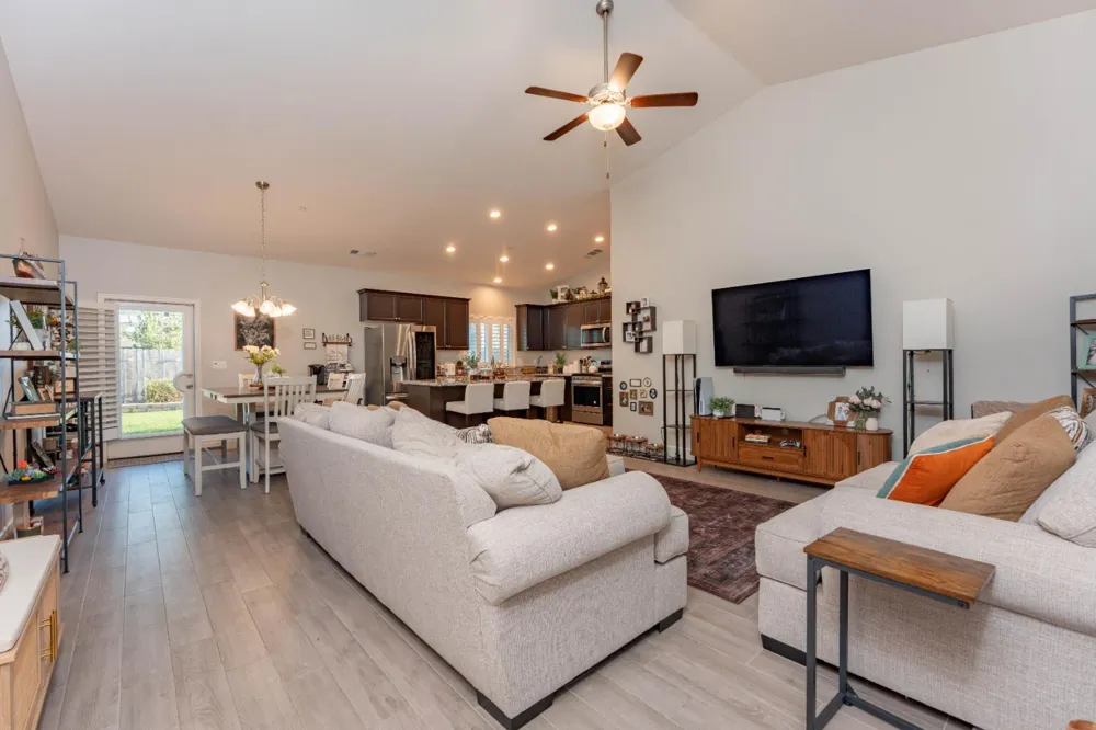 1593 W Date Avenue Porterville, CA 93257