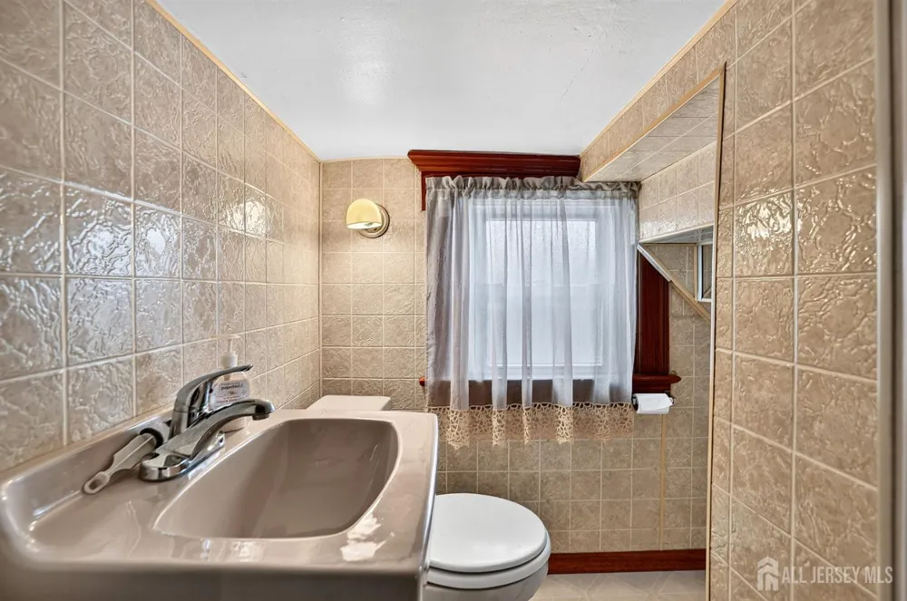 33 Burnet Street Avenel, NJ 07001