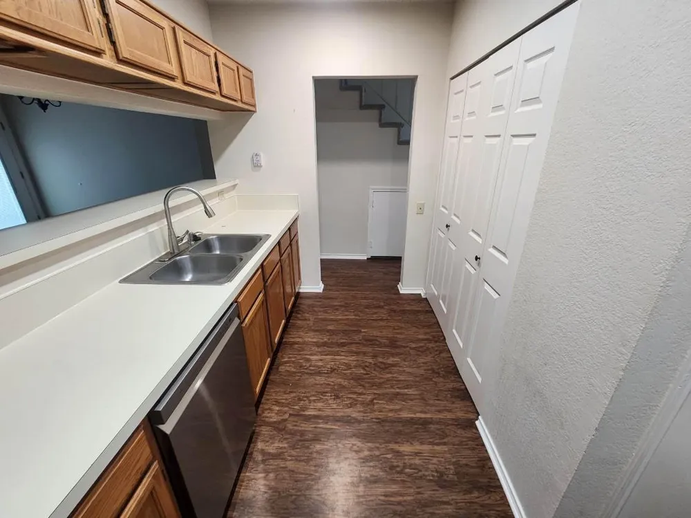 1503 Maybrook Court Arlington, TX 76014