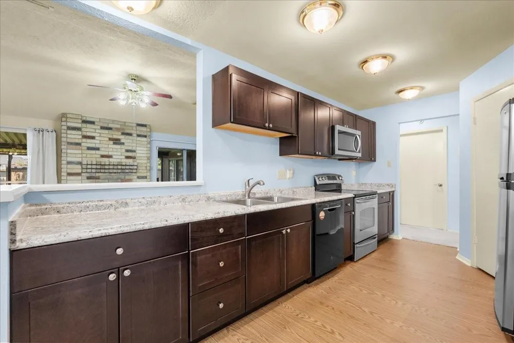 2790 Pinewood Drive League City, TX 77573