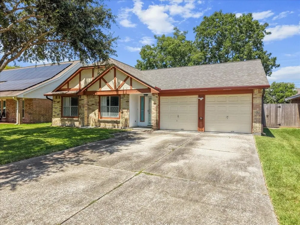 2790 Pinewood Drive League City, TX 77573