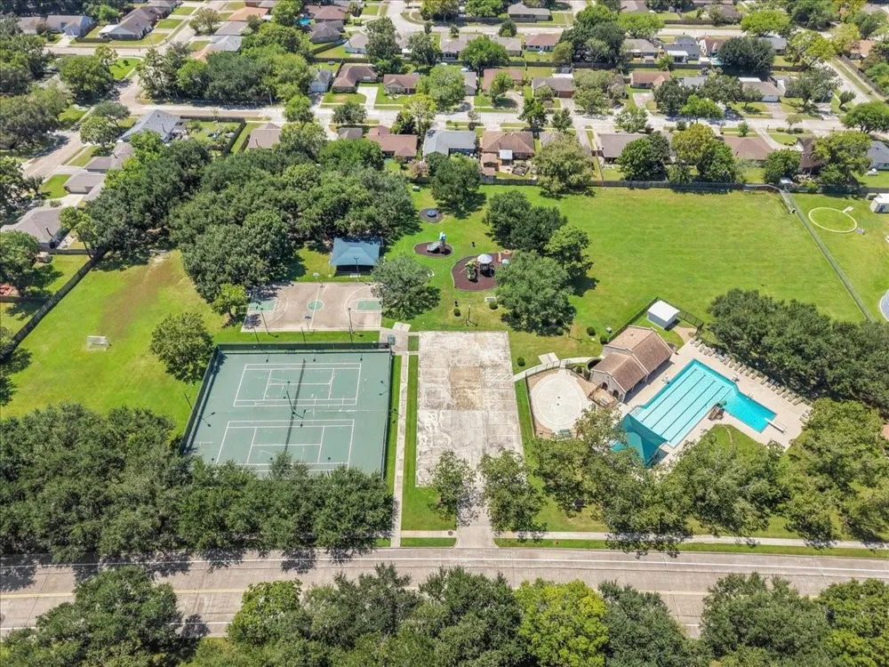 2790 Pinewood Drive League City, TX 77573
