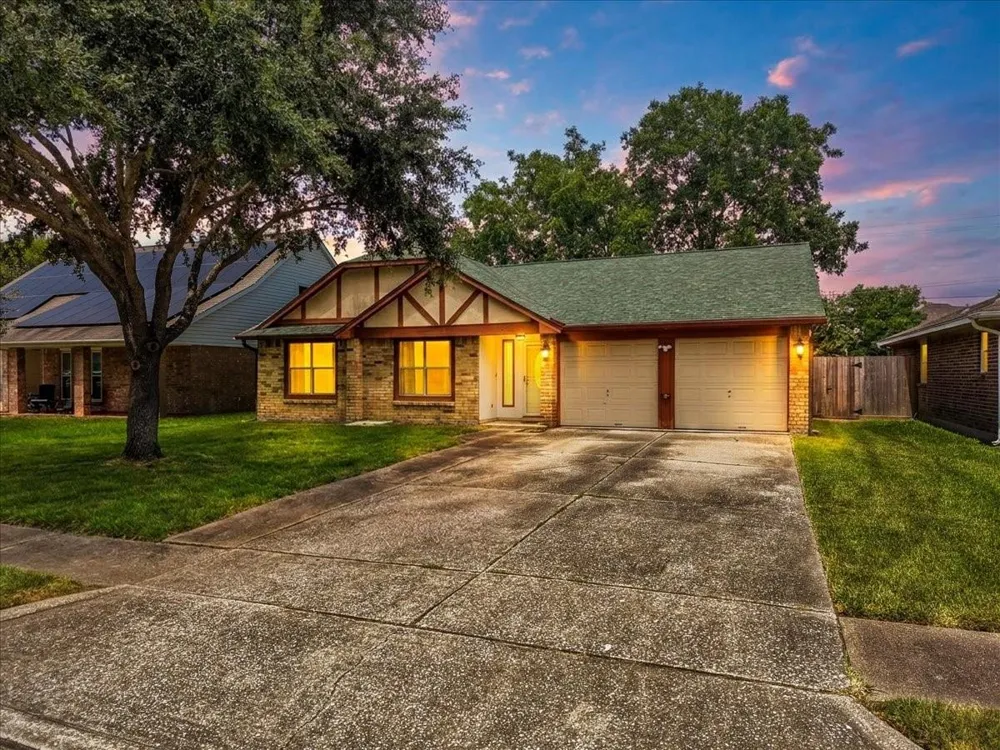 2790 Pinewood Drive League City, TX 77573