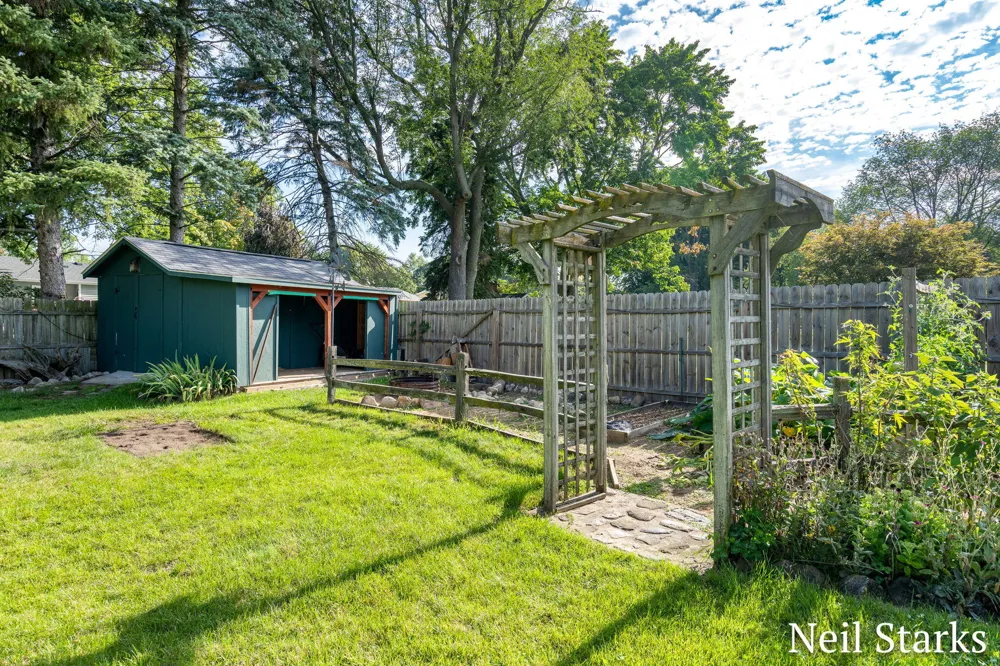 1633 Woodview Street Jenison, MI 49428