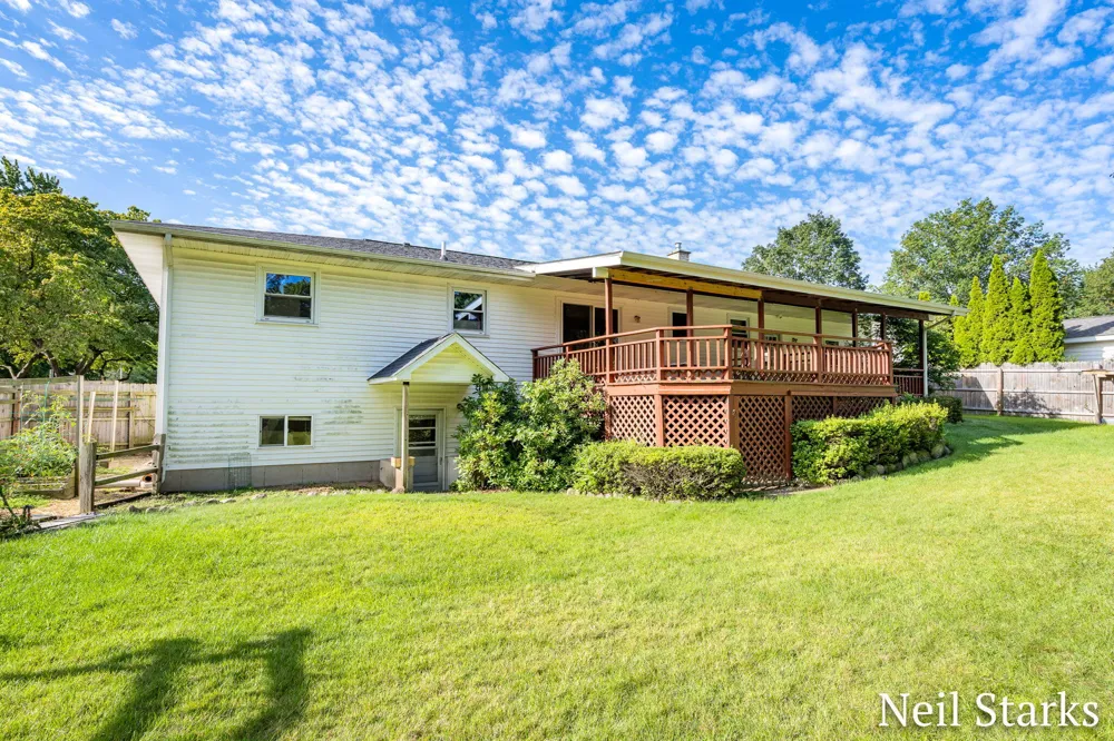 1633 Woodview Street Jenison, MI 49428