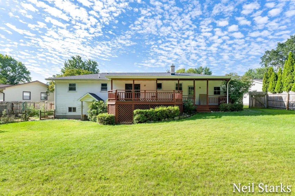1633 Woodview Street Jenison, MI 49428