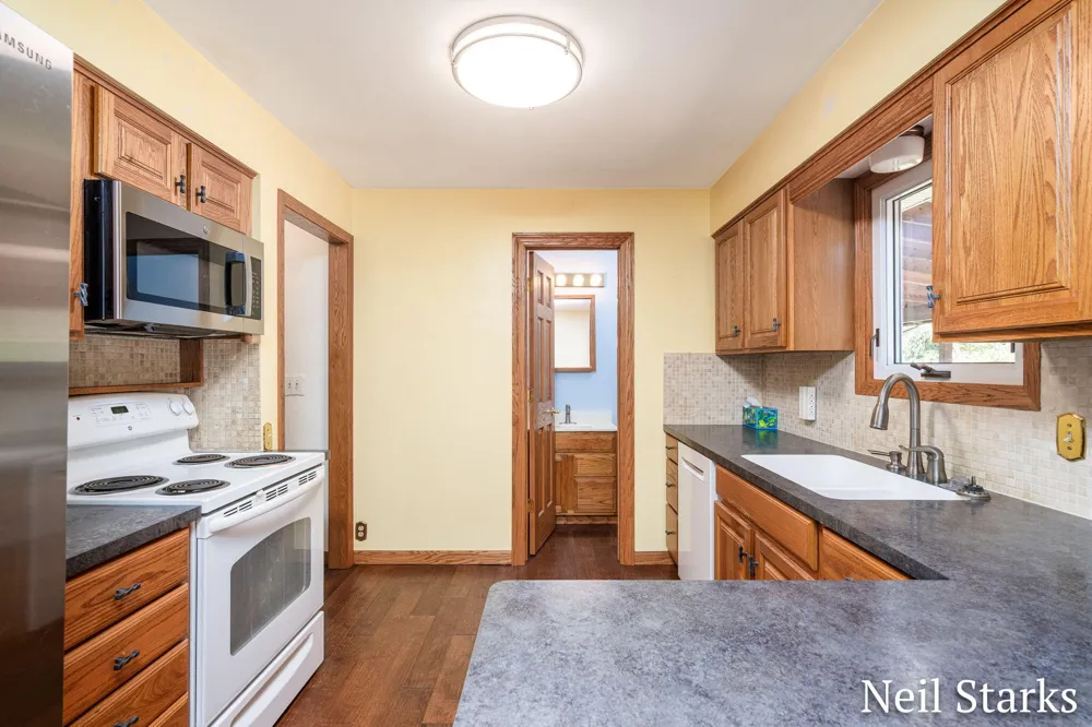 1633 Woodview Street Jenison, MI 49428