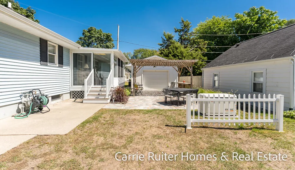 17232 W Spring Lake Road Spring Lake, MI 49456