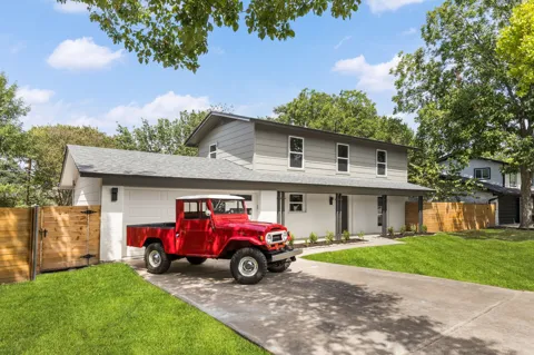 2112 Vanderbilt Lane