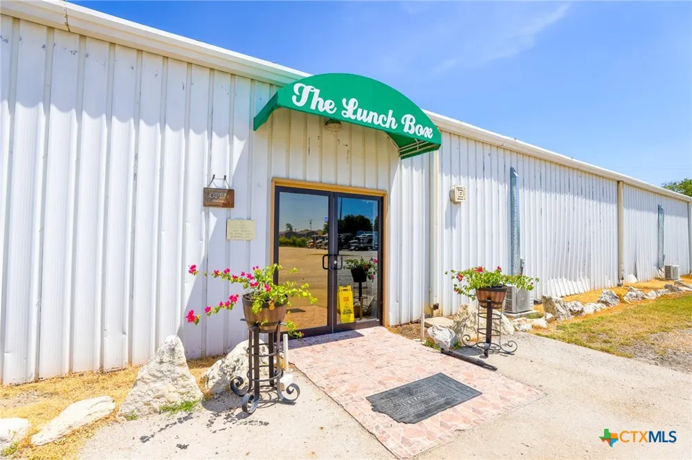 735 E Interstate 10 Seguin, TX 78155