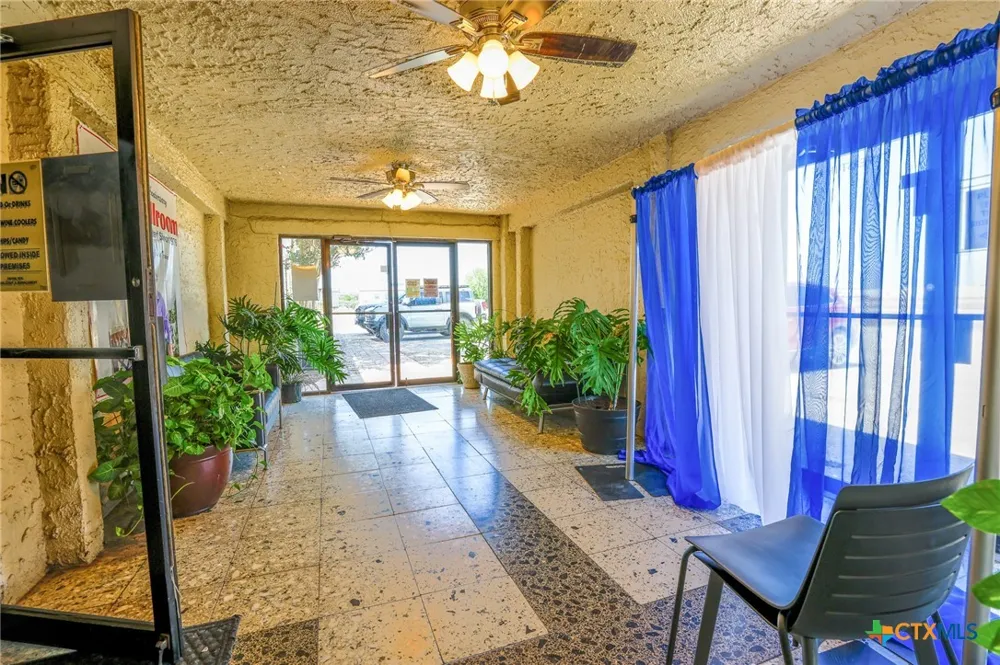735 E Interstate 10 Seguin, TX 78155