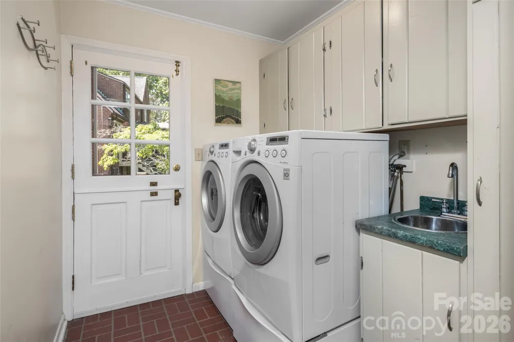 17 Lynwood Road Asheville, NC 28804